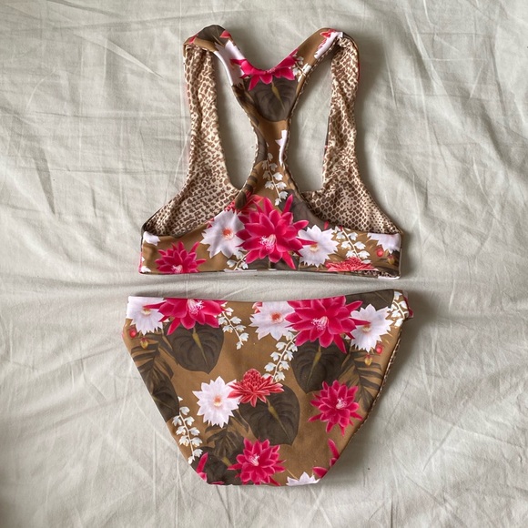 ✖️SOLD✖️Acacia HONEY two piece in Lei Day - Picture 2 of 2